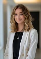 mujer con rubia pelo y blanco chaqueta foto