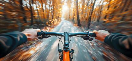 bicicleta montando foto. cerca arriba de manos en bicicleta manillar en el otoño bosque. borroso bosque antecedentes. soleado día. alta velocidad bicicleta montando antecedentes. foto