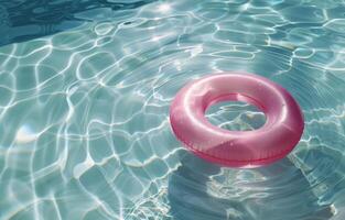 rosado anillo flotante en agua foto