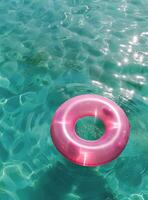 rosado anillo flotante en agua foto