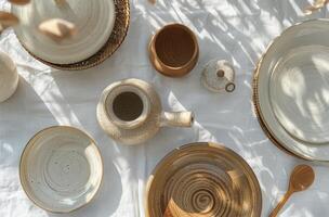 mesa con blanco platos y de madera cucharas foto