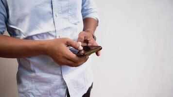 uomo utilizzando inteligente Telefono per in linea shopping con credito carta. un' uomo posti un ordine nel un' memorizzare o paga un' fattura. video