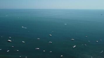 aereo yacht su calma mare. lusso crociera viaggio. Visualizza a partire dal sopra di bianca barca su in profondità blu acqua. aereo Visualizza di ricco yacht andare in barca mare. estate viaggio su lusso nave. video