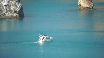 aereo yacht su calma mare. lusso crociera viaggio. Visualizza a partire dal sopra di bianca barca su in profondità blu acqua. aereo superiore giù Visualizza di ricco yacht andare in barca mare. estate viaggio su lusso nave. lento movimento. video