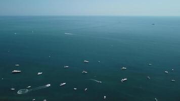 aereo yacht su calma mare. lusso crociera viaggio. Visualizza a partire dal sopra di bianca barca su in profondità blu acqua. aereo Visualizza di ricco yacht andare in barca mare. estate viaggio su lusso nave. video