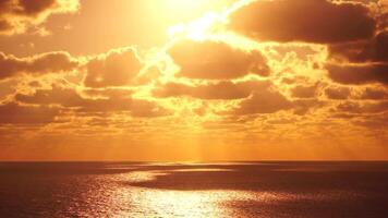 Antenne Sicht. dramatisch Sonnenuntergang mit Meer und düster Wolken. abstrakt Antenne Natur Sommer- Ozean Sonnenuntergang Meer und Himmel Hintergrund. Horizont. Urlaub, Reise und Urlaub Konzept. Wetter und Klima Veränderung video