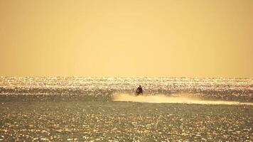 abstrakt Meer Sommer- Ozean Sonnenuntergang Natur Hintergrund. klein Wellen auf azurblau Wasser Oberfläche im Bewegung verwischen mit golden Bokeh Beleuchtung von Sonne. Urlaub, Ferien und Freizeit Konzept. schleppend Bewegung video