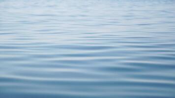 mare acqua superficie. Basso angolo Visualizza a partire dal kayak, telecamera mosche al di sopra di chiaro mare acqua. nessuno. vacanza ricreazione concetto. astratto nautico estate oceano natura. lento movimento. vicino su. verticale video