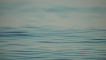 Meer Wasser Oberfläche. Kamera fliegt Über das Ruhe azurblau Meer. niemand. Urlaub Erholung Konzept. abstrakt nautisch Sommer- Ozean Natur. Wetter und Klima ändern. schleppend Bewegung. schließen oben video