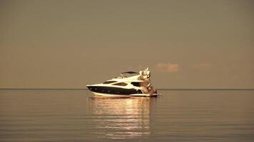 yacht su calma mare. lusso crociera viaggio. lato Visualizza di bianca barca su in profondità blu acqua. vicino su Visualizza di ricco yacht andare in barca mare. estate viaggio su lusso nave. lento movimento video