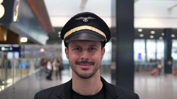 flygbolag kapten pilot i enhetlig framställning för flyg på flygplats treminal Port video