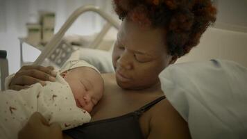 Neugeborene Baby Säugling Lügen im Bett beim Nacht im Geburt Klinik Zimmer Schlafen video