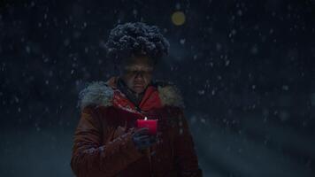 nero femmina persona con Riccio capelli Tenere lume di candela nel nevoso inverno tempo metereologico video