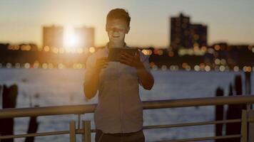 Jeune homme ayant une appel sur mobile tablette écran parlant video