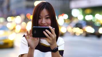 modern stad levensstijl portret van Chinese vrouw persoon met mobiel telefoon video