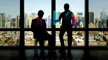 Konversation von männlich Geschäft Partner Treffen kooperieren und Analysieren video