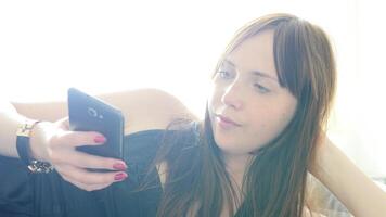 moderno giovane donna utilizzando mobile inteligente Telefono dispositivo video