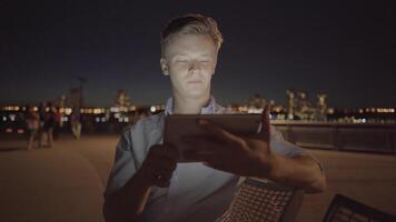 ville mode de vie portrait de Masculin affaires la personne navigation sur tablette ordinateur video