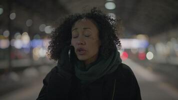 argumenterar kvinna talande arg på mobil telefon i de stad på natt video