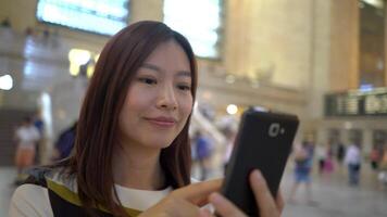 modern stad levensstijl portret van Chinese vrouw persoon met mobiel telefoon video