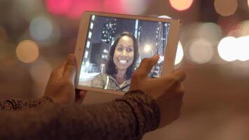 jong vrouw gebruik makend van slim telefoon tablet chatten online video