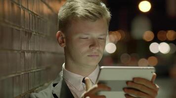 ville mode de vie portrait de Masculin affaires la personne navigation sur tablette ordinateur video