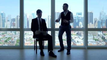 två ung affärsman talande tillsammans arbetssätt i finansiera jobb video