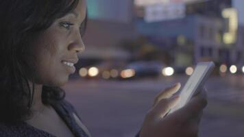 giovane donna utilizzando inteligente Telefono tavoletta chat in linea video