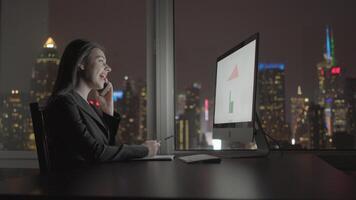 jung zuversichtlich Frau Arbeiten im modern Büro auf Computer Schreibtisch beim Nacht video