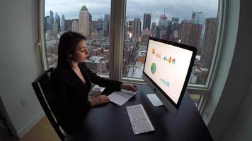 jung zuversichtlich Frau Arbeiten im modern Büro auf Computer Schreibtisch beim Nacht video