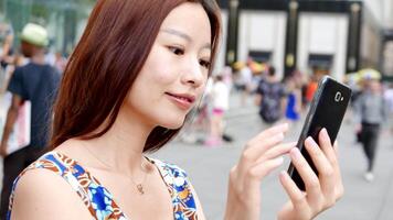 moderno cidade estilo de vida retrato do chinês fêmea pessoa com Móvel telefone video