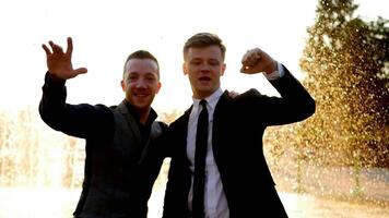 zwei jung glücklich Geschäftsmann Tanzen heiter zusammen draußen beim Sonnenuntergang video