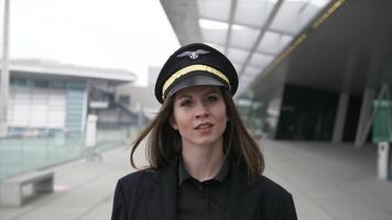 retrato de confidente mujer en uniforme trabajando en aviación negocio carrera trabajo video