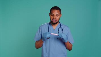 retrato de médico participación el embarazo prueba, haciendo instructivo para padres esperando niños, estudio antecedentes. cuidado de la salud profesional haciendo tutorial en cómo a leer el embarazo equipo resultado, cámara si video