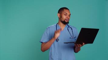 praticante dentro Video chamada encontro usando computador portátil, cumprimento pessoas. cuidados de saúde especialista dentro conectados telemedicina ligar com pacientes em caderno, isolado sobre estúdio fundo, Câmera b