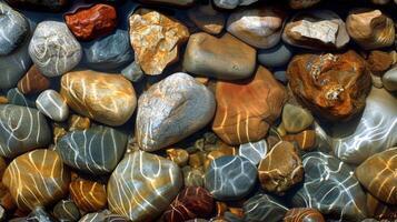 de cerca de un superficial río revelador el estampado textura de rocas y el ondulación agua foto