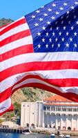 americano estrella adornado con lentejuelas bandera ondulación en California. un grande americano bandera es volador alto encima foto