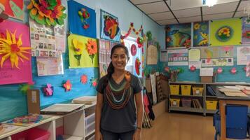 un profesor soportes en frente de su salón de clases su boletín tableros con orgullo mostrando vistoso decoraciones y estudiantes trabajar. ellos revisión su lección planes y hacer fino foto