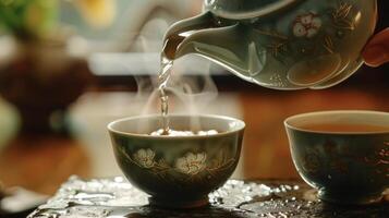 un mano torrencial té dentro un delicado intrincadamente diseñado taza para té simbolizando el ritual y consciente de Acercarse a bienestar en tradicional chino practicas foto