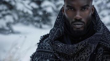 un hermoso negro hombre poses en contra un Nevado fondo vestido en un pulcro suéter tipo con cuello de tortuga y a la medida pantalones ese exudar moderno escandinavo sofisticación. su atuendo es terminado con foto