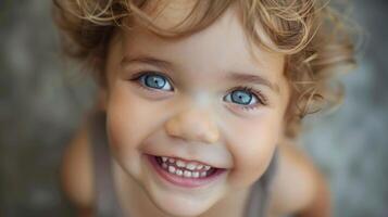 un niños pequeños mueca es todas cena y sin dientes inocencia haciendo eso imposible no a sonrisa atrás. foto