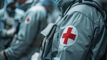 un de cerca de el médico equipos uniformes con el rojo cruzar emblema prominentemente desplegado foto