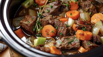 un vasija maceta lleno con trozos de carne de res, zanahorias, y apio Cocinando juntos foto