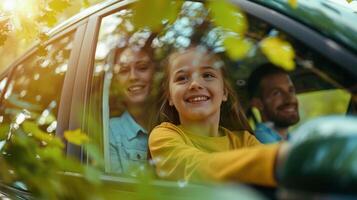 un familia conducción en un eléctrico coche motorizado por biocombustibles con su contento caras visible mediante el parabrisas. el imagen es acompañado por el declaración unirse el movimiento hacia limpiador foto