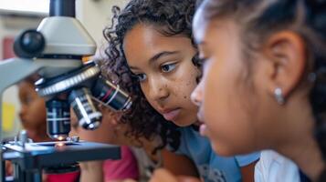 un grupo de estudiantes reunir alrededor un microscopio mirando mediante sus lentes a observar el vibrante colores y formas de microorganismos como su profesor guías ellos mediante el proceso. foto