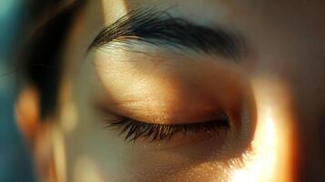 el cerrado ojos parecer a señal un pausa en hora un breve momento de interno reflexión en medio de un caótico mundo. foto