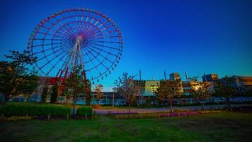 uma crepúsculo espaço de tempo do ferris roda às a diversão parque dentro odaiba Tóquio Largo tiro inclinar video