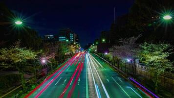 un noche lapso de tiempo de el Cereza calle a yasukuni avenida en tokio amplio Disparo inclinación video