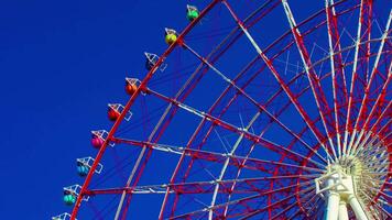 un lapso de tiempo de ferris rueda a el diversión parque en Odaiba tokio tiempo de día largo Disparo enfocar video