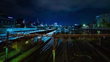 en Timelapse av de tåg på ueno station på natt lång exponering bred skott panorering video